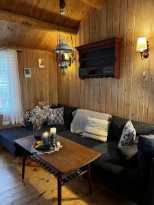 a living room with a couch and a table at Såmmårstuggu in Røros