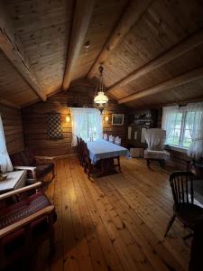 a dining room with a table and chairs in a cabin at Såmmårstuggu in Røros