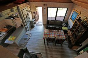 an overhead view of a living room and dining room at Domki nad Jeziorem Ołów in Ryn +12 photos
