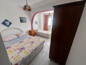 a bedroom with a bed with a pink bedspread at Onur Motel in Bozdoğan