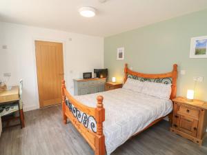 una camera da letto con un letto in legno e una scrivania di Barlings a Lincoln