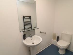 un bagno con un WC bianco e un lavandino di Barlings a Lincoln