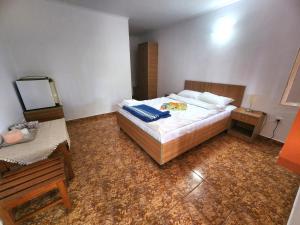 a bedroom with a large bed and a mirror at La Livadă in Vama Veche