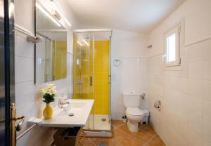 a bathroom with a sink and a toilet at Casa Altavista in Alora