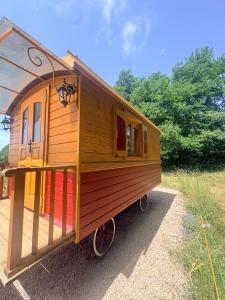 a tiny house sitting on top of a trailer at La roulotte de Clemence in Montfermy
