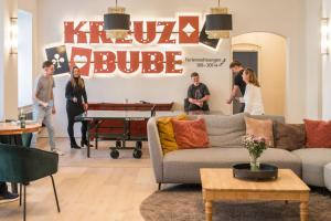 Eine Gruppe von Menschen steht in einem Wohnzimmer. in der Unterkunft VIA`s Appartements und Ferienwohnungen in Görlitz