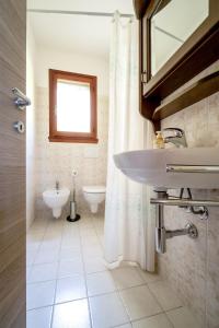 a bathroom with a sink and a toilet at Un piccolo nido accogliente in Fanano