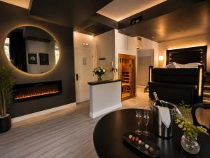 a living room with a table and a piano at Hotel Butterfly in Torre del Lago Puccini