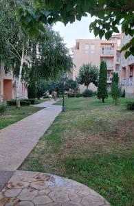 a walkway in a park next to a building at Апартамент ШАХОВ in Tŭnkovo