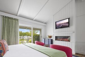 a bedroom with a bed and a fireplace and a tv at Yachtsman Lodge & Marina in Kennebunkport