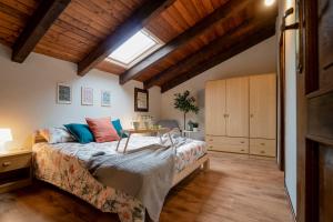 a bedroom with a bed in a room with wooden ceilings at Una mansarda in montagna in Fanano