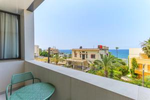 a balcony with a chair and a view of the ocean at Cavella Apart Hotel in Monsef in Al Ḩulwah