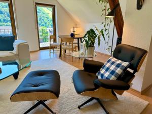a living room with two chairs and a table at Ferienhaus Burgblick am Hang in Bernkastel-Kues