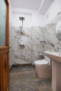 a bathroom with a toilet and a sink at Vila e Mjeshtrit in Korçë