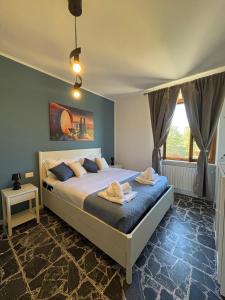 a bedroom with a bed with towels on it at Cindy Cottage Holiday Home in Giuncarico
