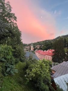 a view of a city with a pink sky at Apartmán u Anjela in Banská Štiavnica