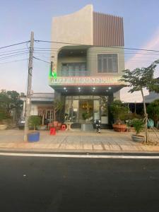 a building with a hotel flipping room on a street at Hotel Hương Phong in Binh Chau