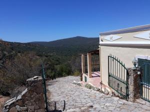 a building with a gate and a mountain at Casa do Castelão in Loulé