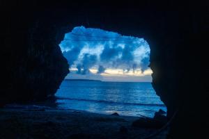 eine Höhle mit Meerblick vom Strand in der Unterkunft vividテラス101 in Miyako-jima