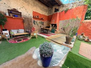 a patio with a table and chairs and plants at La Vigneronne in Maureilhan-et-Raméjan