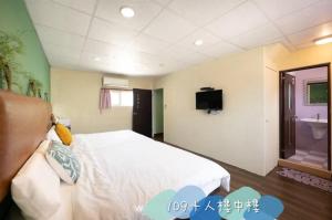a hospital room with a bed and a sink at 蒲Going旅宿 in Xiaoliuqiu