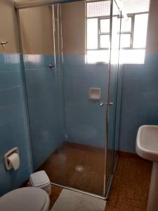 a bathroom with a shower and a toilet at Suites-II no centro de Salto SP in Salto