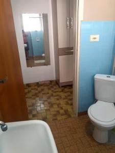 a bathroom with a white toilet and a mirror at Suites-II no centro de Salto SP in Salto