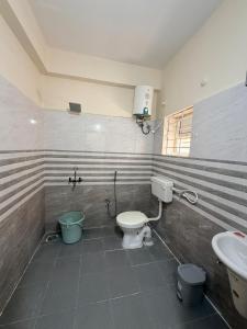 a bathroom with a toilet and a sink at Veechi Retreat in Secunderabad +21 photos