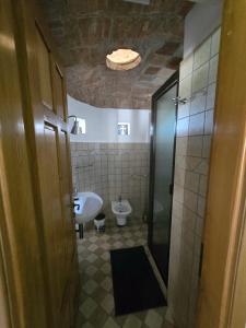 a bathroom with a tub and a sink and a toilet at Santo Re Olive Retreat in Petrizzi