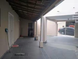 an empty hallway of a building with a car garage at Suites no centro, Salto-SP in Salto