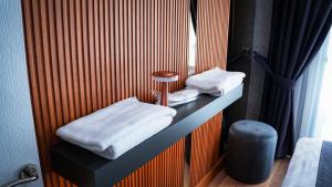 a hotel room with two towels on a counter at Gala Mtm Konaklama in Çiftlikköy