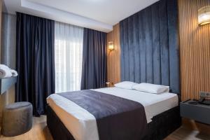 a hotel room with a bed and a window at Gala Mtm Konaklama in Çiftlikköy