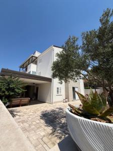 a view of the house from the backyard at Apartmani Pernjak in Mandre