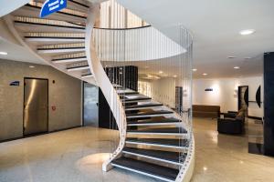 a spiral staircase in a building with a lobby at Plaza Praia Suítes in Fortaleza