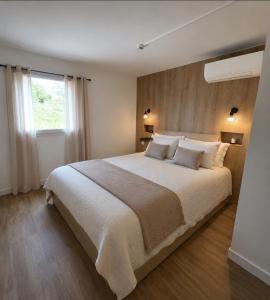 a bedroom with a large bed and a window at hugotel in Francescas