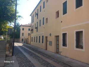 an empty street in front of a building at Dietro la piazza in Marostica