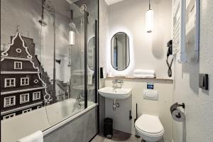 ein Badezimmer mit Waschbecken, Toilette und Badewanne in der Unterkunft Campanile PRIME - Wroclaw Stare Miasto in Breslau