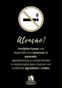 a no smoking sign on a black background at Microcasa compacta in Volta Redonda +4 photos