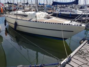 a boat docked at a dock in the water at Boots-Camping Grevelingen in Herkingen +11 photos