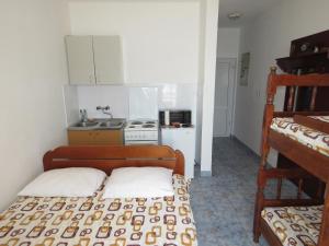 a small room with a bed and a kitchen at Stan Apatman Mirela in Herceg-Novi