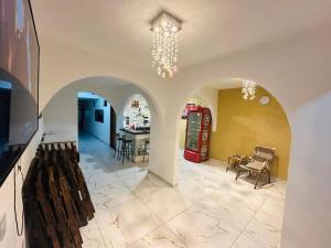 a living room with a chandelier and a table at Escondidinho Bar, hostel e casa de festas in Rio de Janeiro