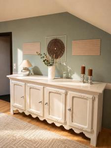 a white cabinet with a fan on top of it at Green Door Loft Stilvolles 160 m2 Apartment Balkon Gartenblick Workstation Hundefreundlich in Ibbenbüren