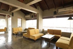 ein Wartezimmer mit Stühlen, Tischen und Fenstern in der Unterkunft Hotel Casamara - Center Point Kandy in Kandy + 43 Fotos