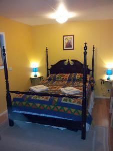 1 dormitorio con 1 cama en una habitación con paredes amarillas en Cavendish Farm, en Kaiapoi