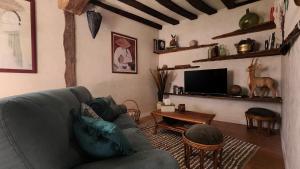 a living room with a couch and a tv at Appartement in Craon