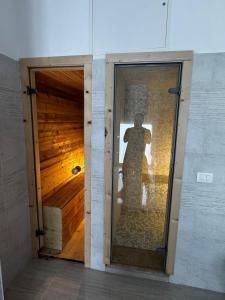 a shadow of a person on a wall next to a door at La Marina Rooms HOWME in Torre a Mare