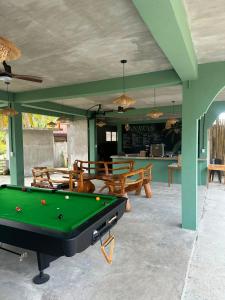 a room with a pool table and some benches at Cris & Mar Homestay in Burgos