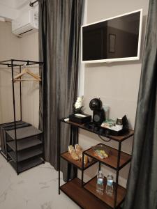 a room with a television on a wall with shelves at Domus Mater in Vigonza