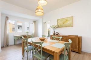 a kitchen and dining room with a wooden table and chairs at El Valle apartment centro Orotava in La Orotava