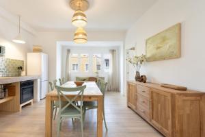 a kitchen and dining room with a table and chairs at El Valle apartment centro Orotava in La Orotava
